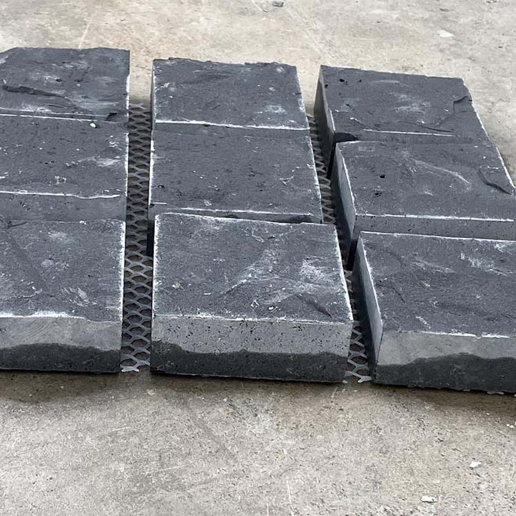 Natural Split Finish Offset Shape Black Basalt Stone Mesh Paving for Backyard Pavers