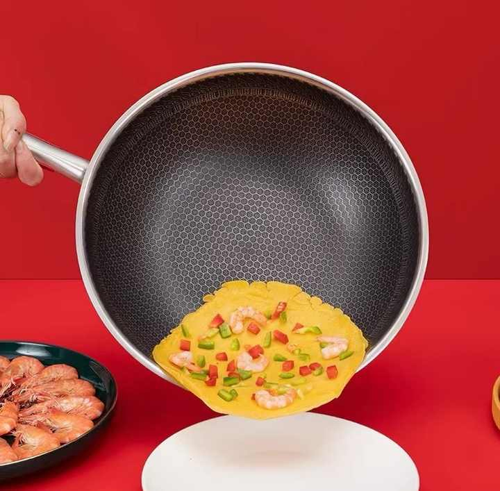 2025 New Arrival 304+Aluminum+430 Mateial Inside&Outside Etching with The Glass Lid Non Stick Tri-Ply Ss Wok