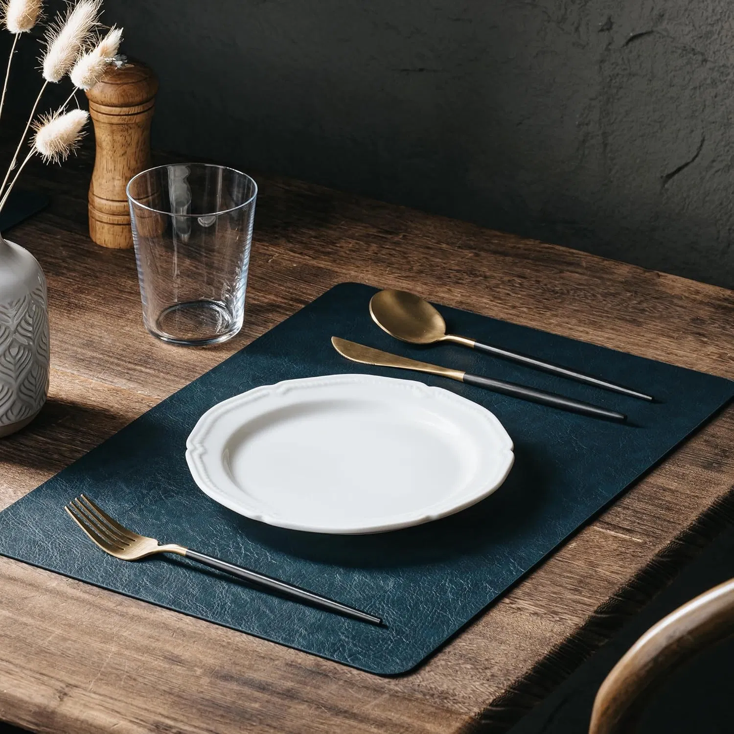 Placemats Set of 6 Reversible Dual-Color Table Placemats Heat Resistant Wipeable & Washable Place Mats, Luxury Faux Leather Table Mats for Vintage Dini