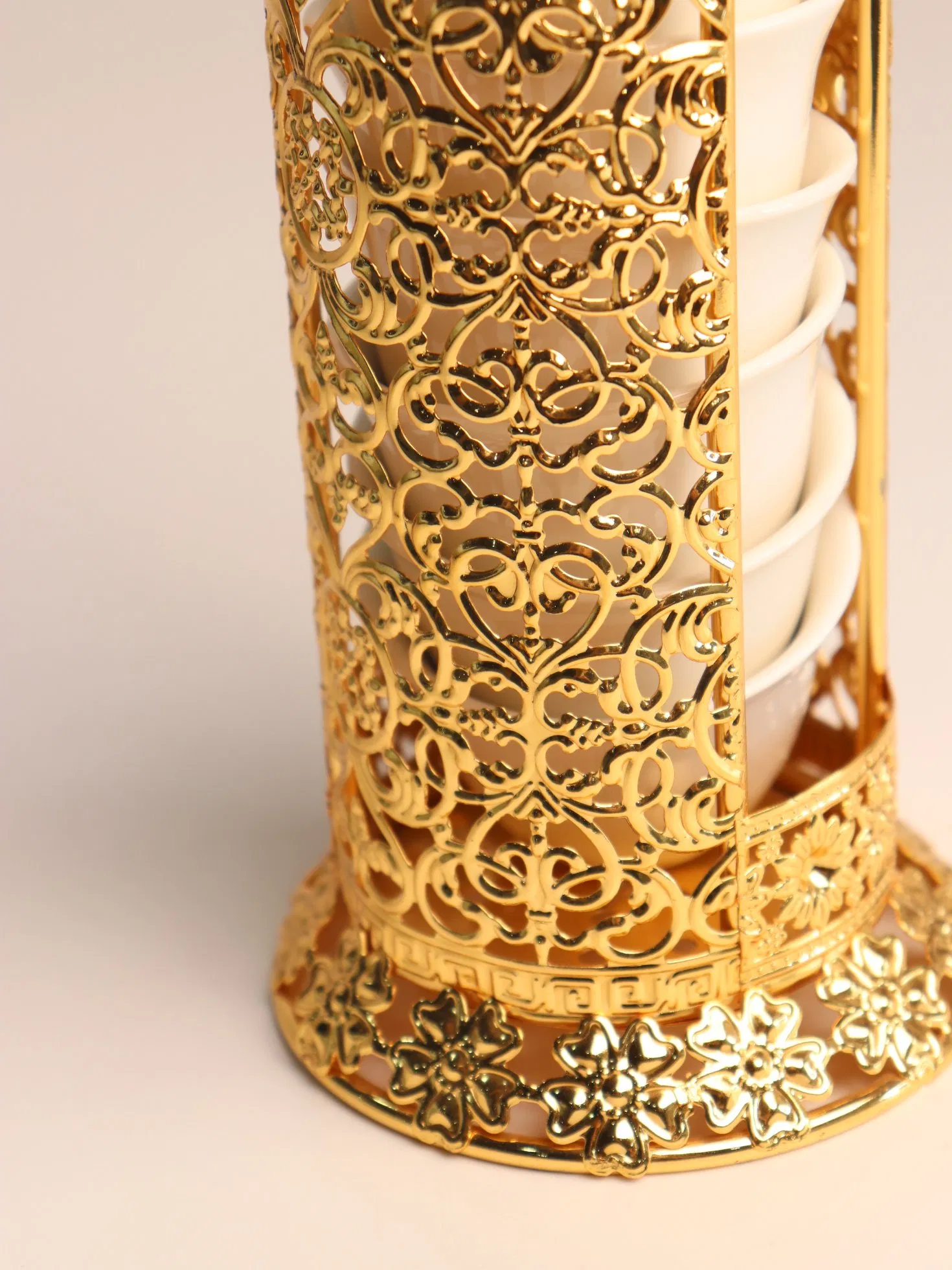 Decorative Gold-Plated Iron Frame with Ceramic Tea Cup Decoration Set