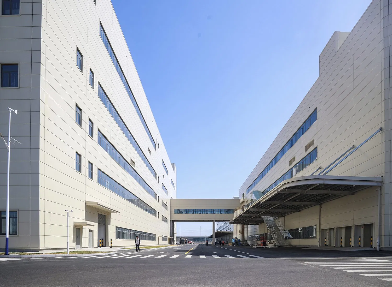 Complete Large Scale Prefabricated Shop Steel Structure Building for Sale