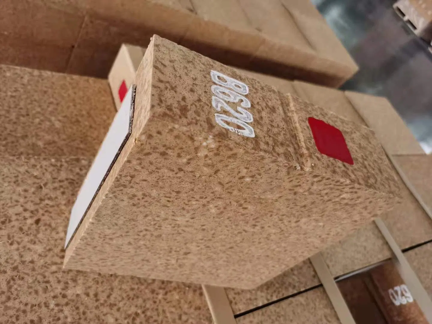 Магнезито-шпинельный кирпич MLJ85 для переходной зоны цементной печи