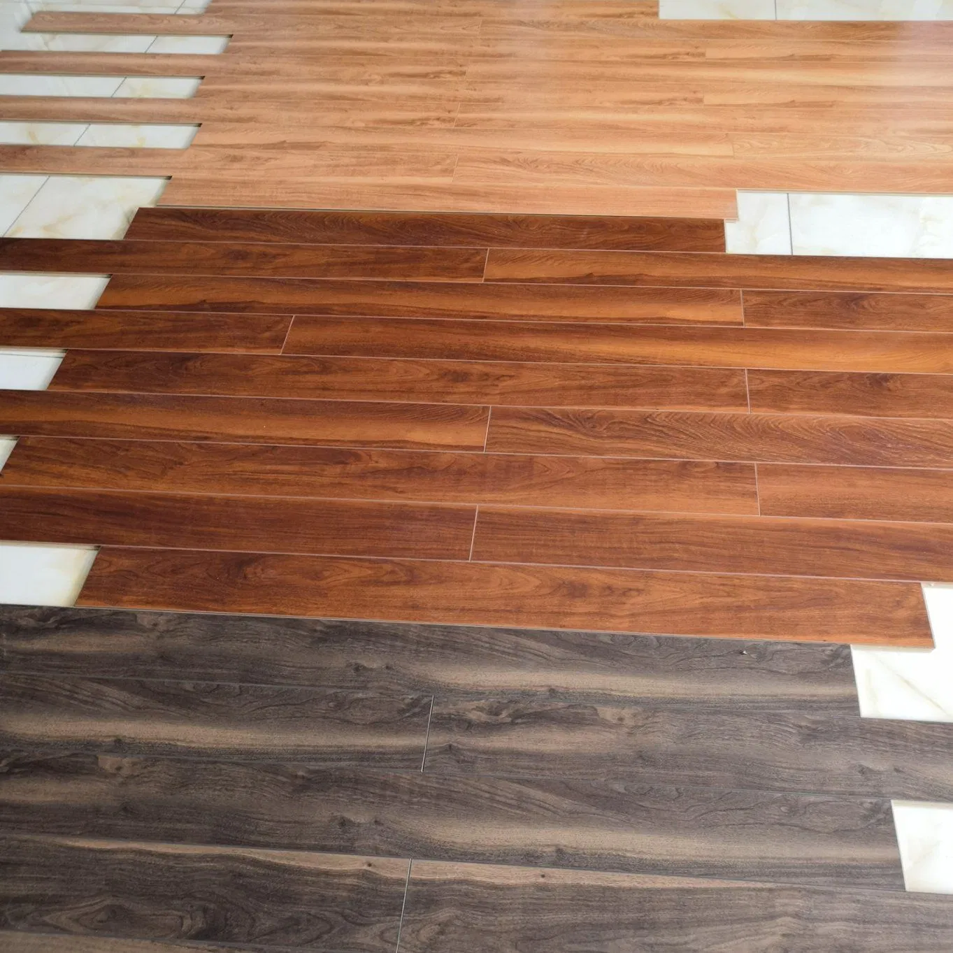 China Manufacturer Wholesale Price High Gloss AC4 Modern 7~12mm Laminate Floor