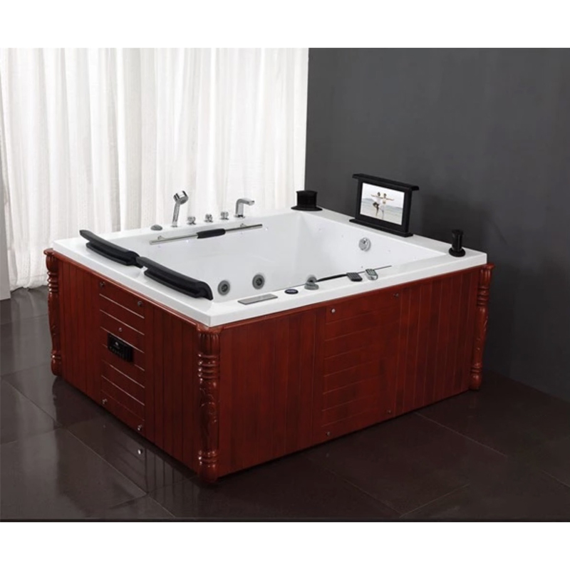 Двухместный СПА-бассейн с гидромассажем и деревянной отделкой