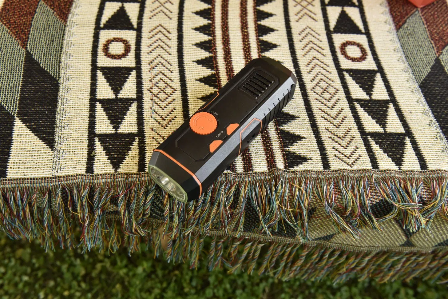 Аварийный фонарь-радио с динамо-ручкой