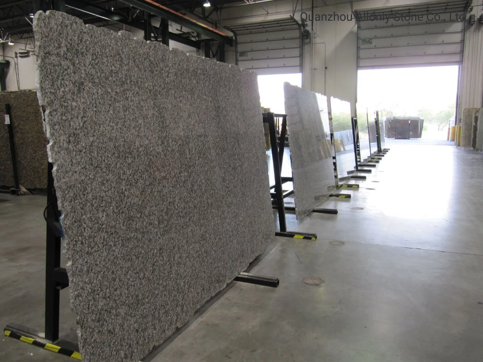 Wholesale Caledonia Granite Slabs Cut to Size Kitchen Countertop and Bathroom Vanity Top