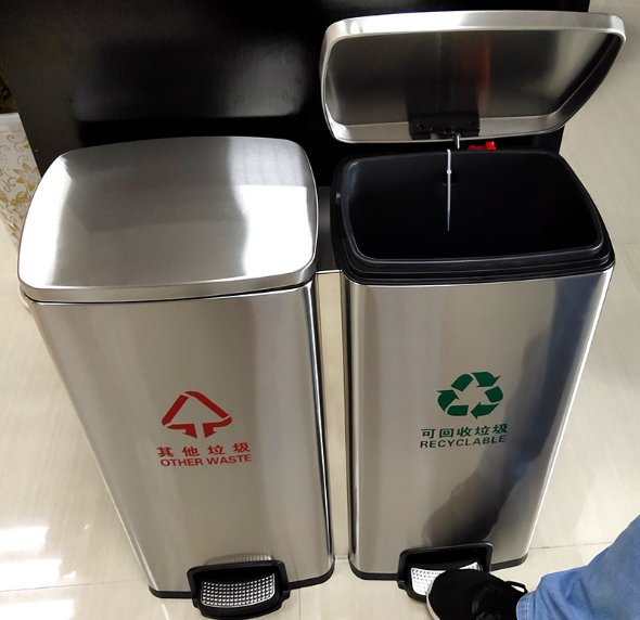 Двухсекционный педальный мусорный бак для кухни