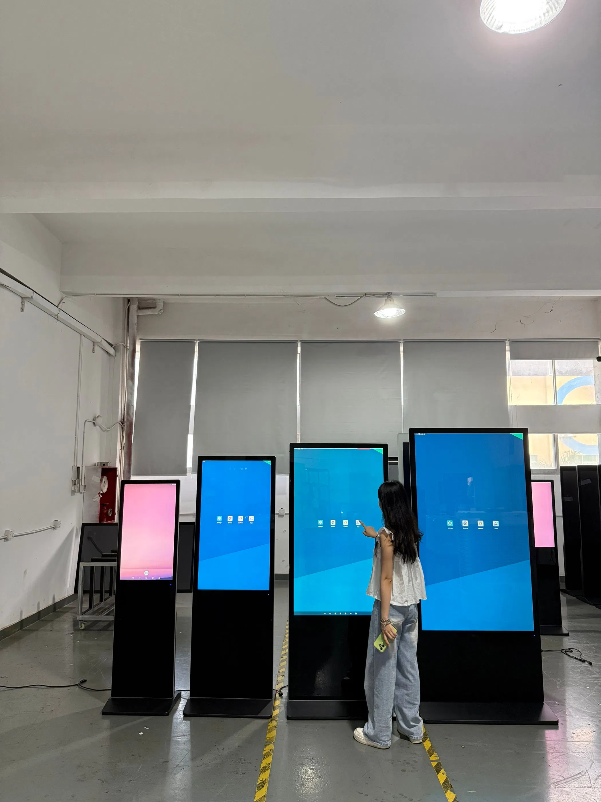 43-дюймовый сенсорный киоск для рекламы и информации