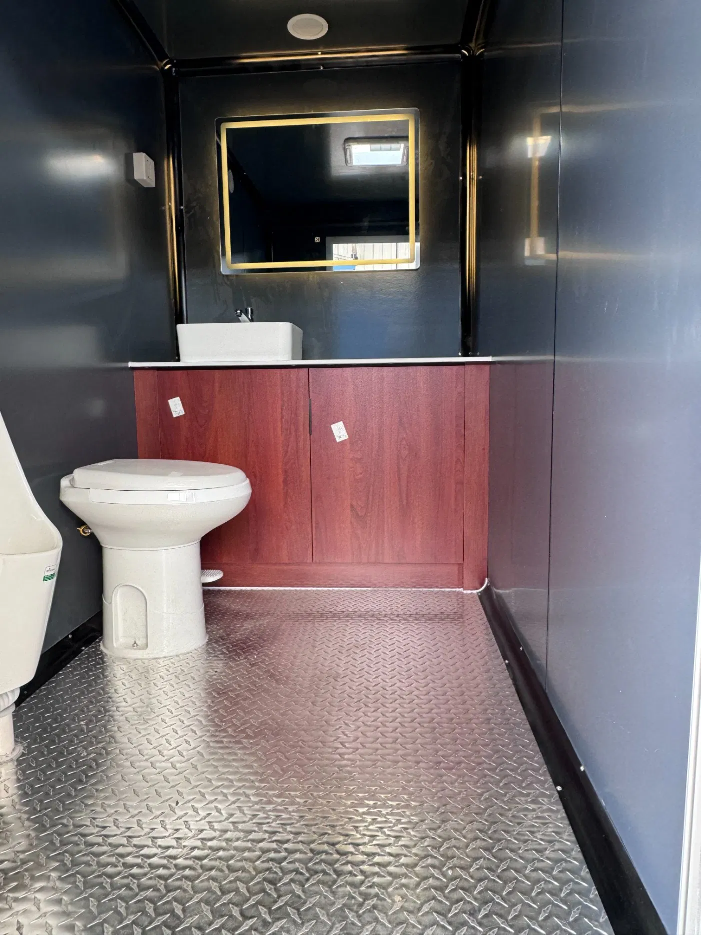Mobile Outdoor Luxury Portable Bathrooms Trailer Factory Price Restrooms Trailer Camping Caravan Toilet Manufacturers