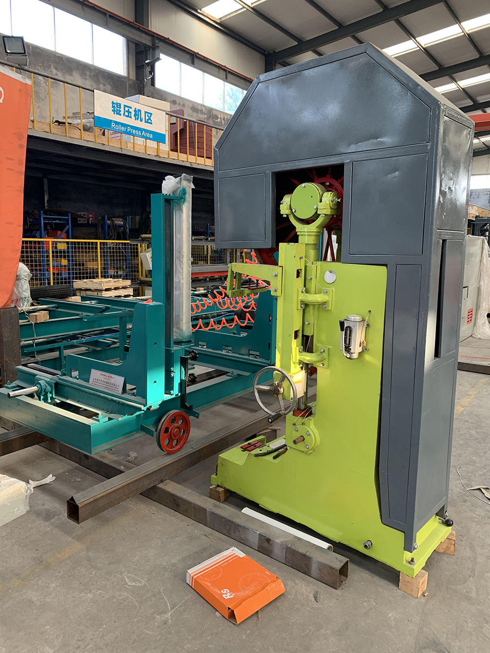 Ленточная пила по дереву вертикальная автоматическая