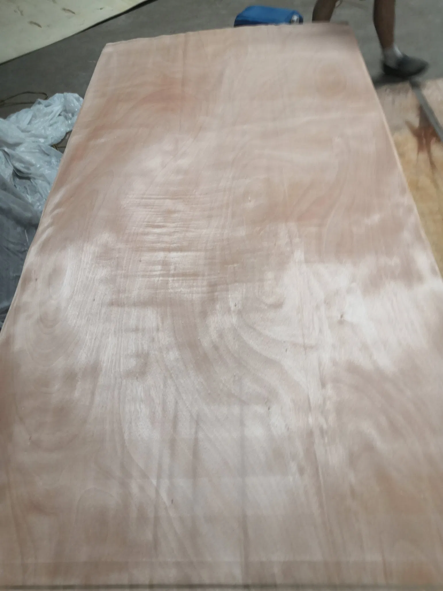 4X8 Plywood/Beech 0.30mm Recon Walnut Veneer for Door