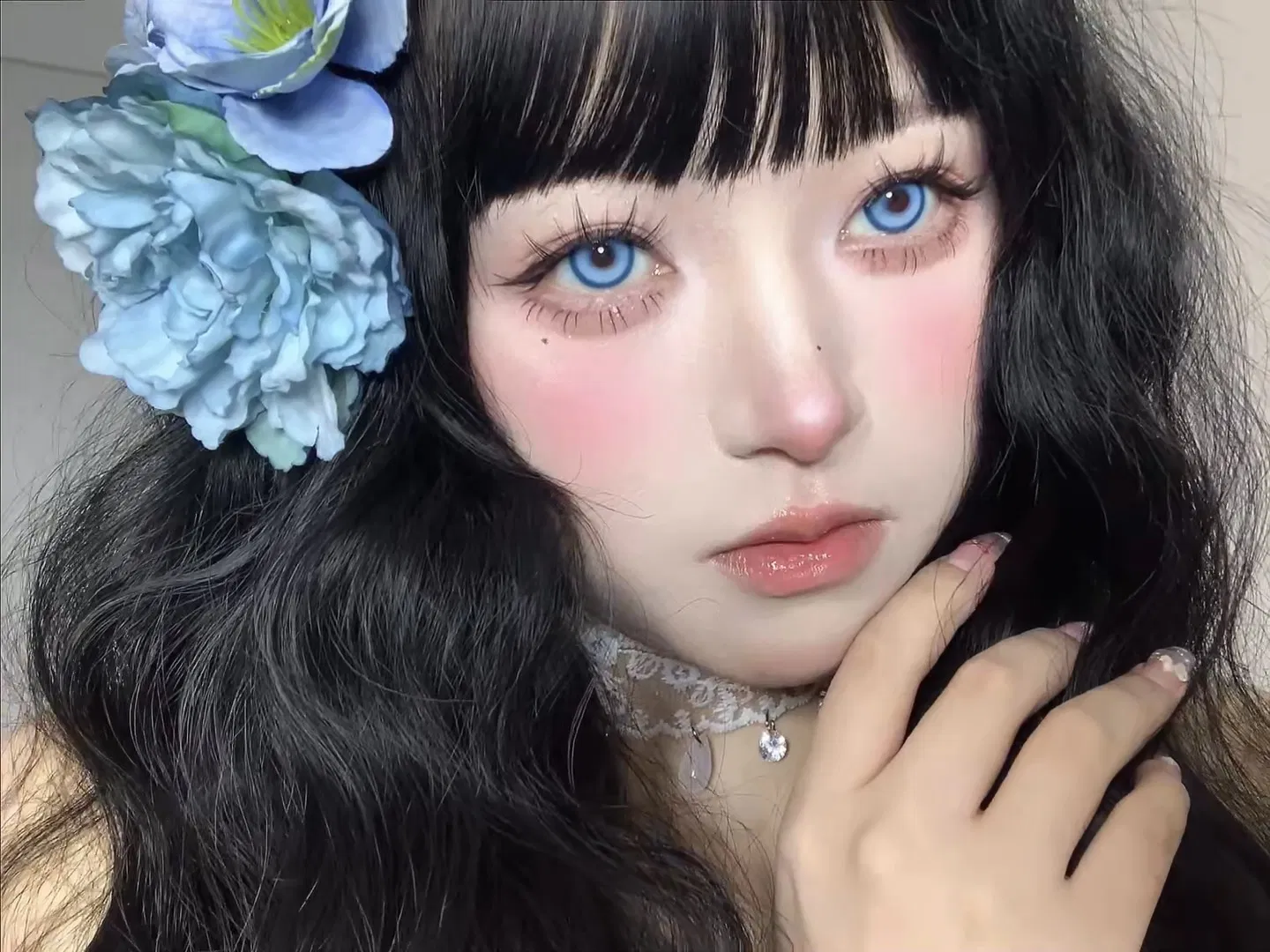 Vivid Blue Crystal Finish Contact Lenses for Stunning Eyes