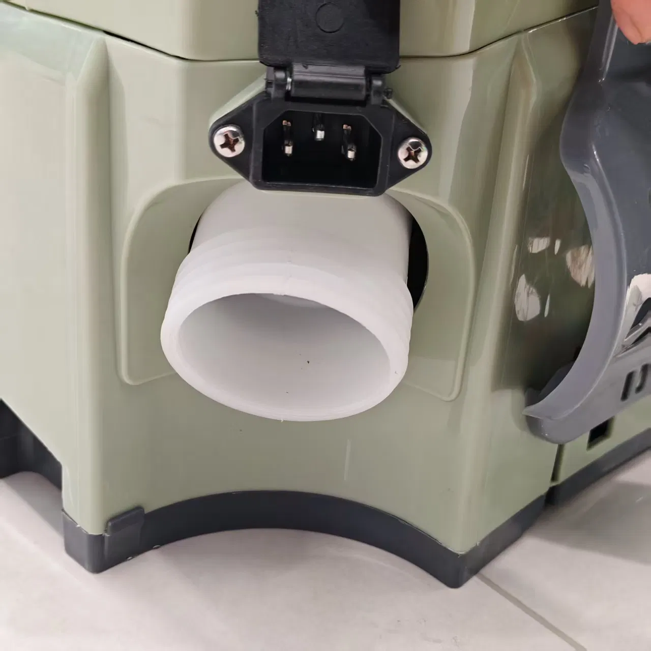 Cost-Effective Portable Electric Fertilizer Applicator for Gardening