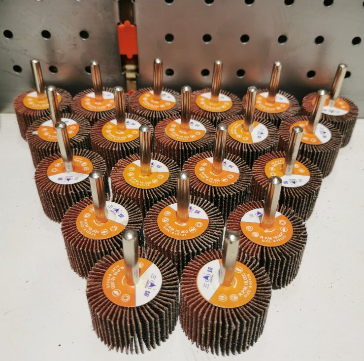 Лепестковый шлифовальный круг с хвостовиком для металла