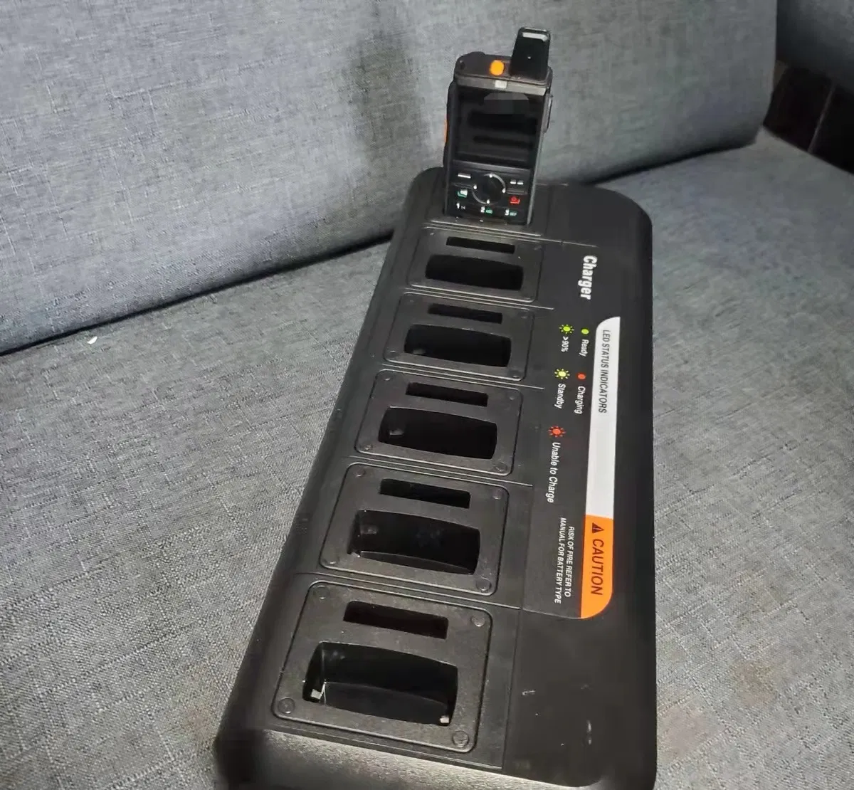 Шестиместное зарядное устройство для раций PNC380