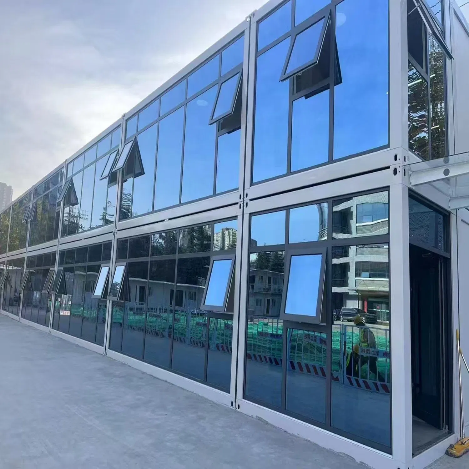 Fully Functional Prefab Mobile Container Home with Toilet Kitchen Dining Platform for Vacation