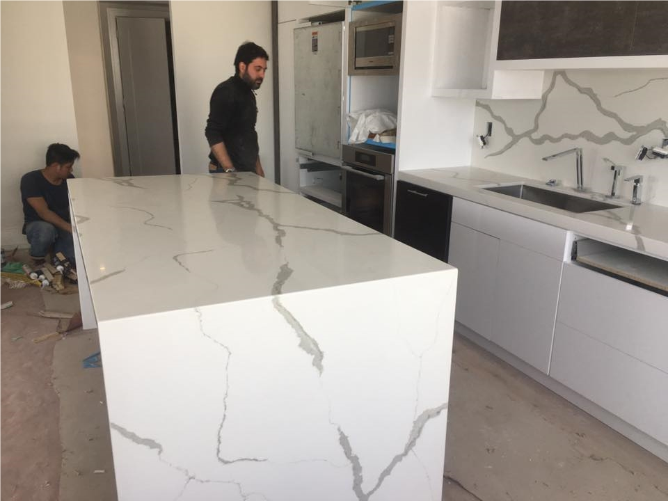 Solid Surface White Grain Engineered 20mm Thick Calacatta Quartz Stone Slab for Bar Vanity Kitchen Decoration Panel