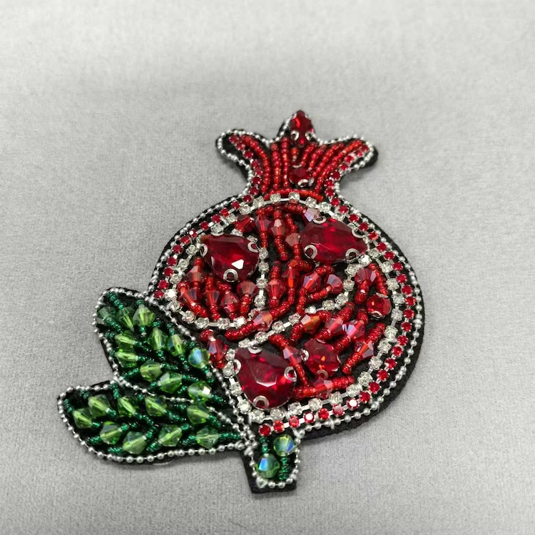 Нашивки вышитые бисером и синелью для сумок одежды