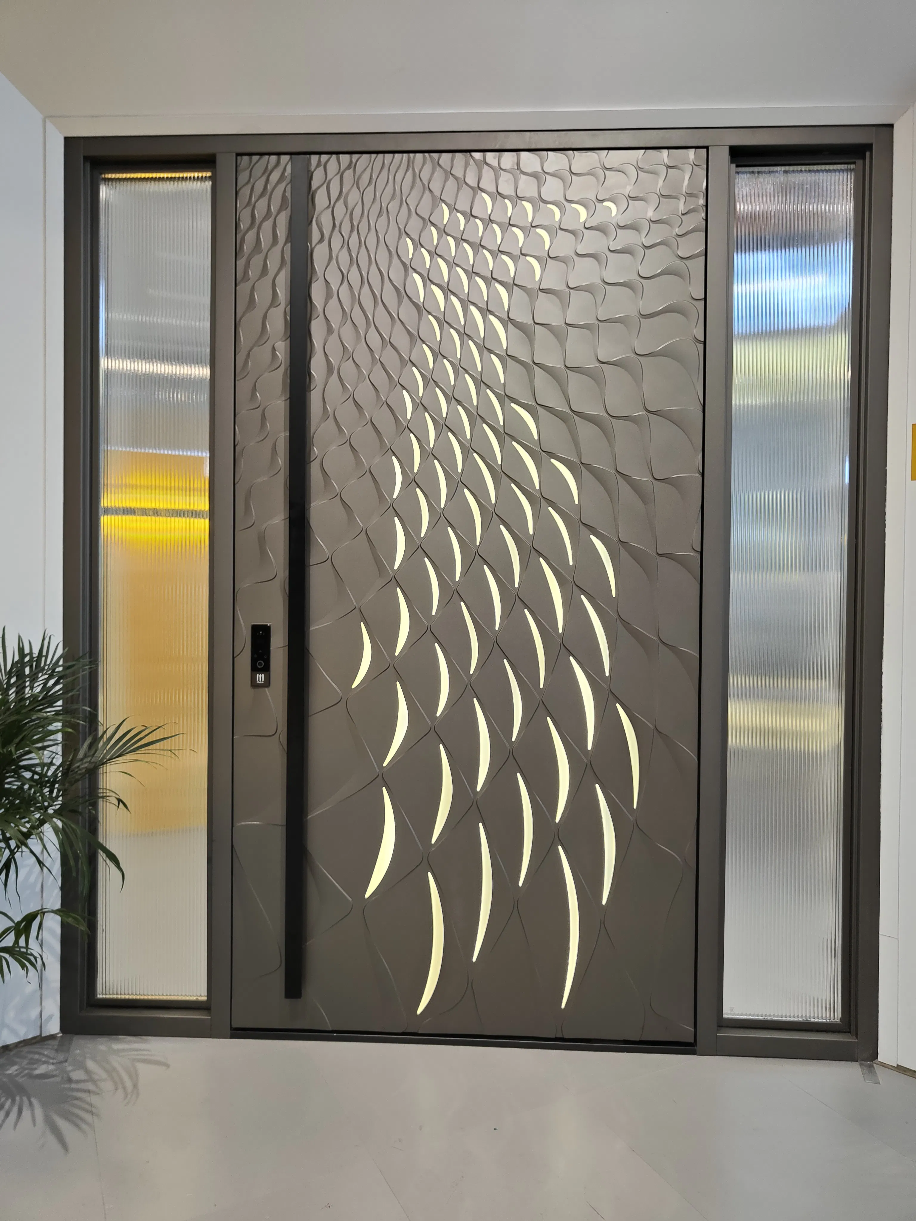 Входная металлическая дверь с серебристым стеклом