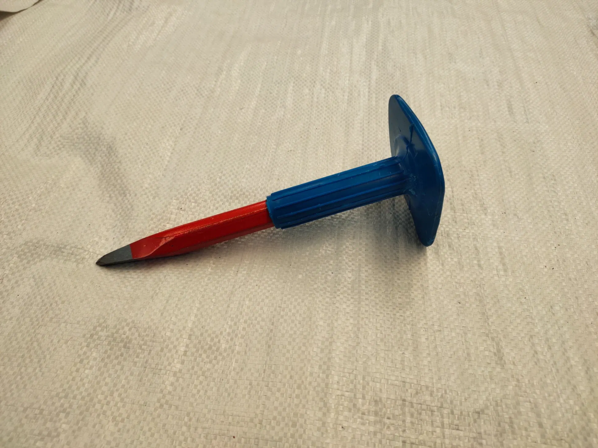 Холодное долото с резиновой рукояткой