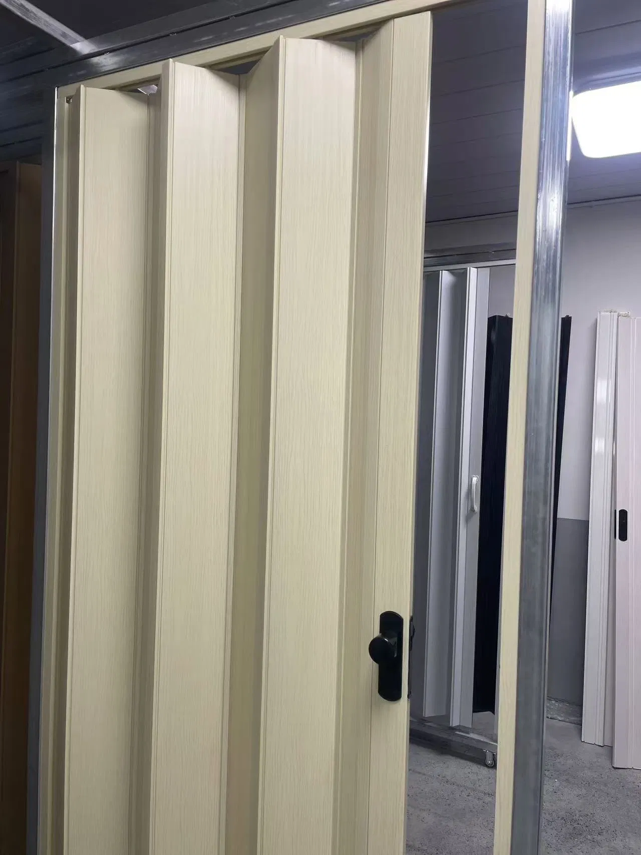 Waterproof PVC Glass Folding Door /Accordion Door for House Use Portable Plastic Slide Collapsible Interior Door Manual Opening Finished Surface