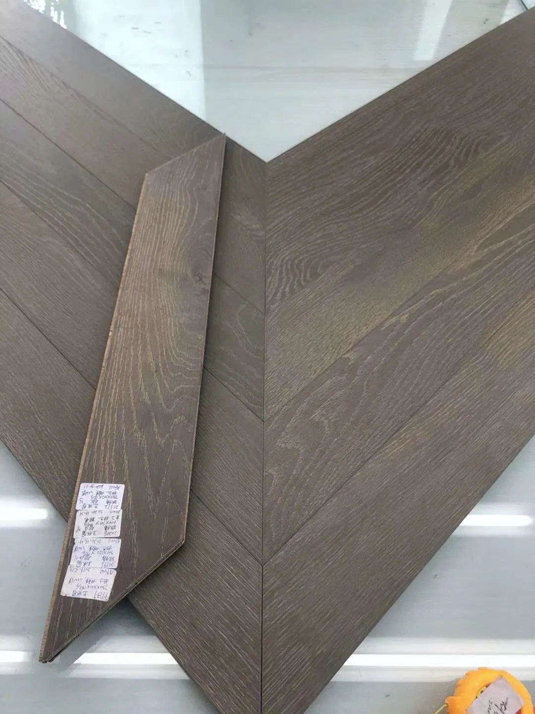 Водостойкий паркет Шеврон Дуб инженерный, 15 мм