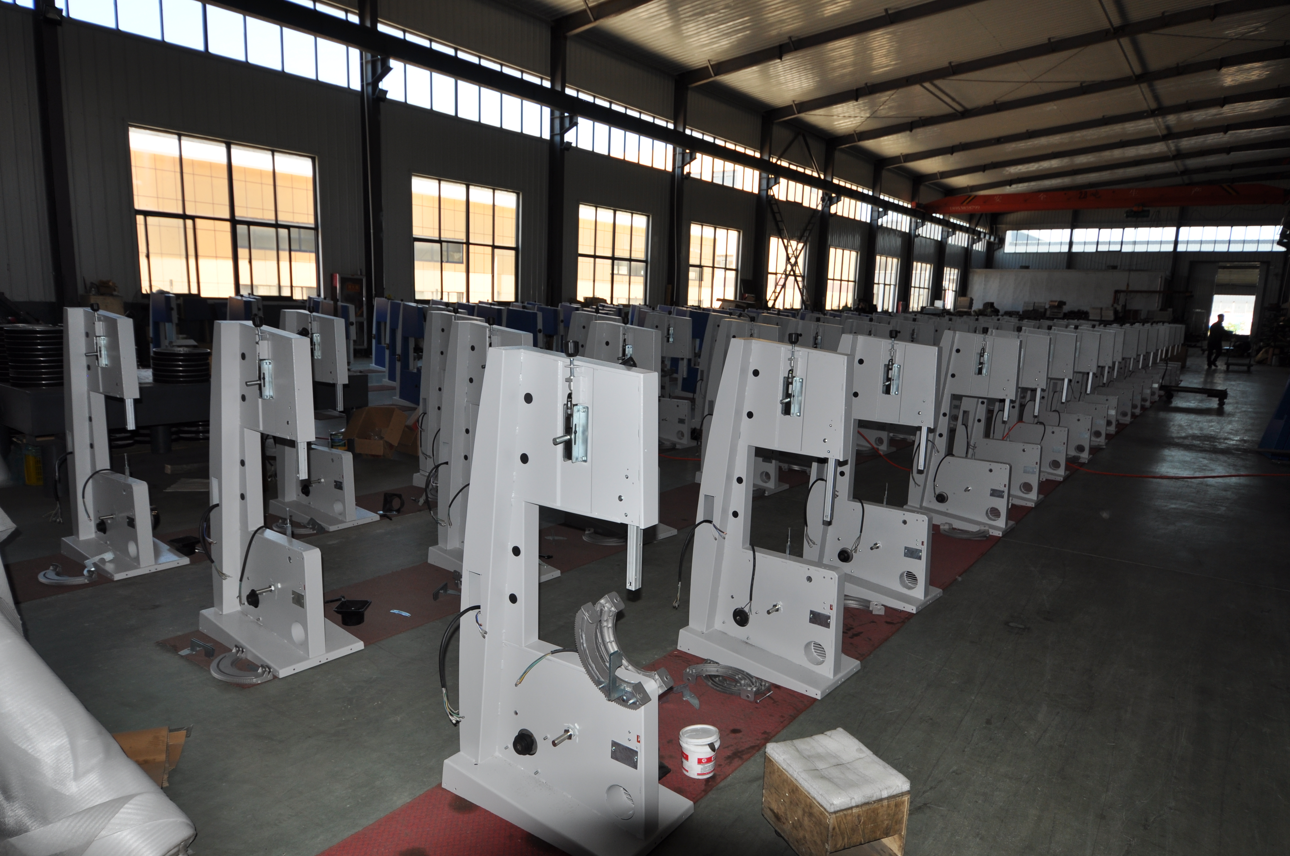 Ленточная пила по дереву вертикальная 28 дюймов 700 мм