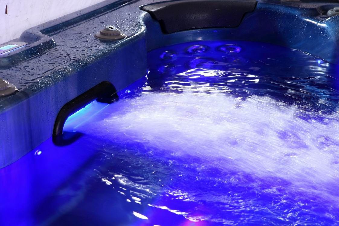 Гидромассажная ванна SPA для улицы с 2 лежаками