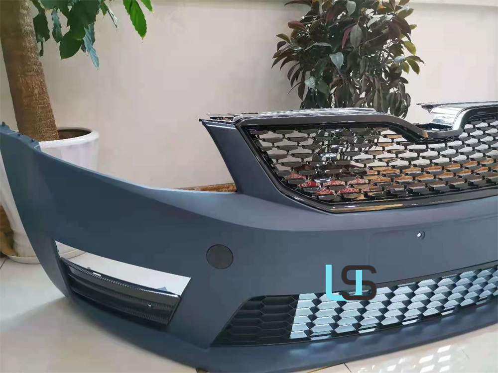 Передний бампер Octavia A7 RS с решеткой радиатора