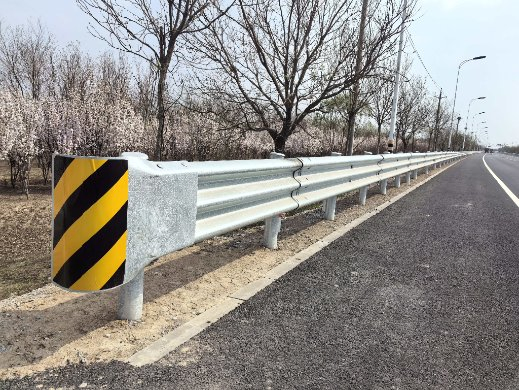 Three Beam Corrugated Guardrail High Strength Crash Barrier Highway Safety Barrier for Bridge and Mountainous Road