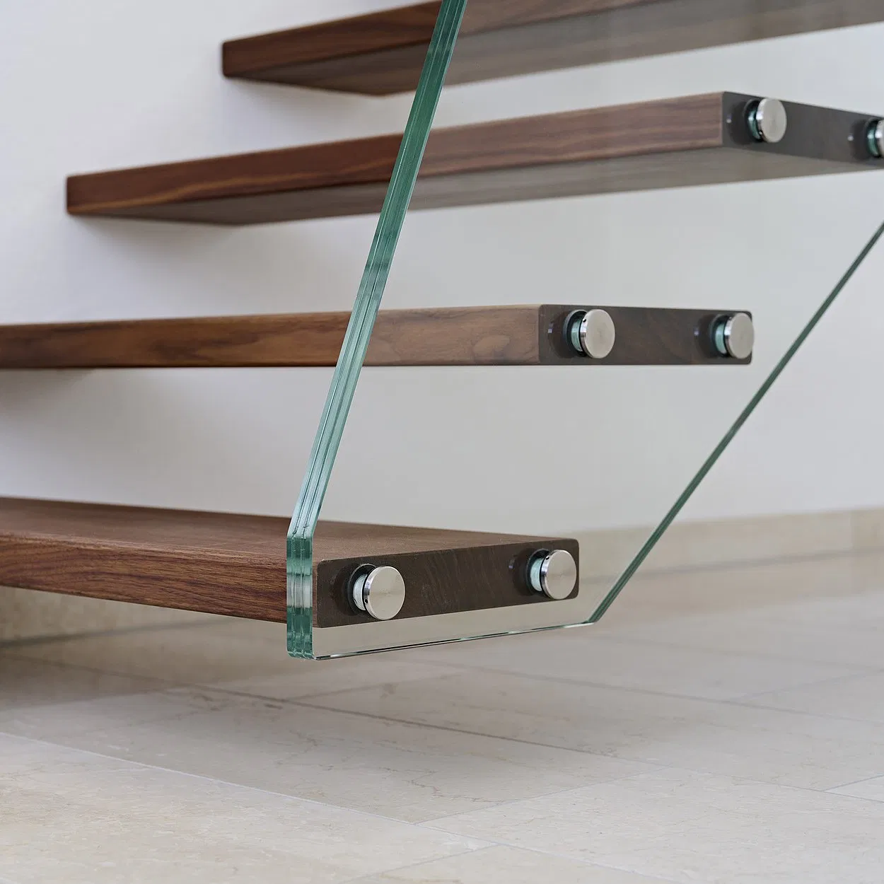 Elegant Oak Tread Floating Staircase Timeless Appeal for Classic and Modern Interiors