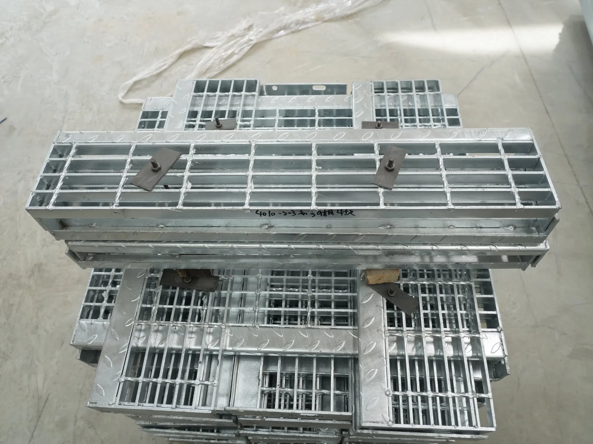Widely Used G655 Heavy Duty Press Welded Steel Grating for Truck Loading Dock & Offshore Platform