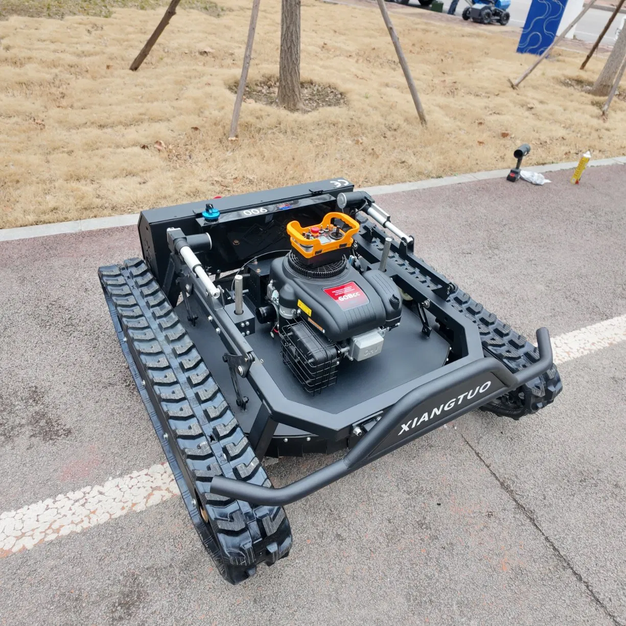 Автоматическая робот-газонокосилка на гусеницах с дистанционным управлением