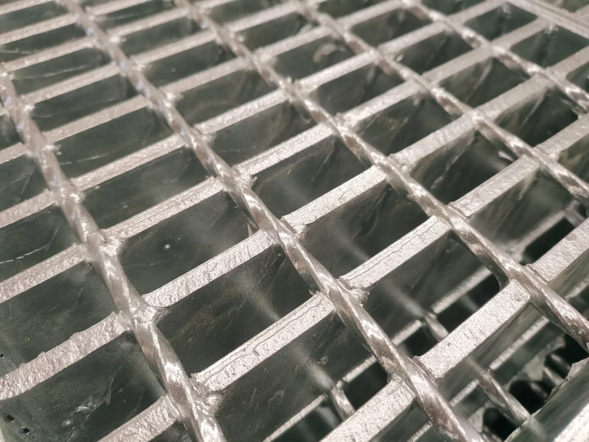 Heavy-Duty Serrated Steel Grating for Safe Walkway Platforms