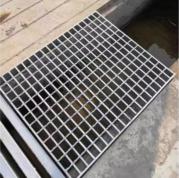 Manufacturer Hot-DIP Galvanized Carbon Steel Grating Drainage Cover Trench Cover Durable Outdoor Feature