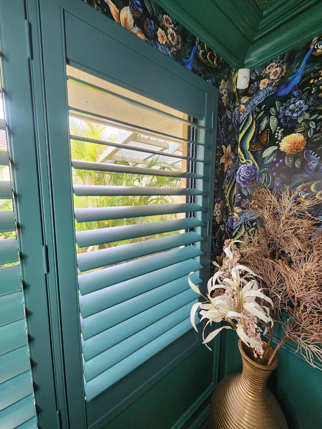 Dulux Color Custom Color Plantation Shutter to Make Room Colorful