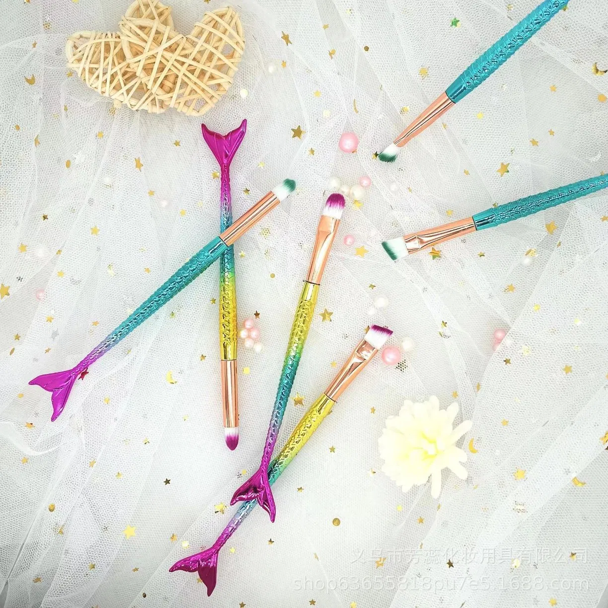 The Best Sales 4 Gradient Flashing Mermaid Decorative Brushes, Fishtail Tail Makeup Brush Brush Blue Eye Shadow Details Brush
