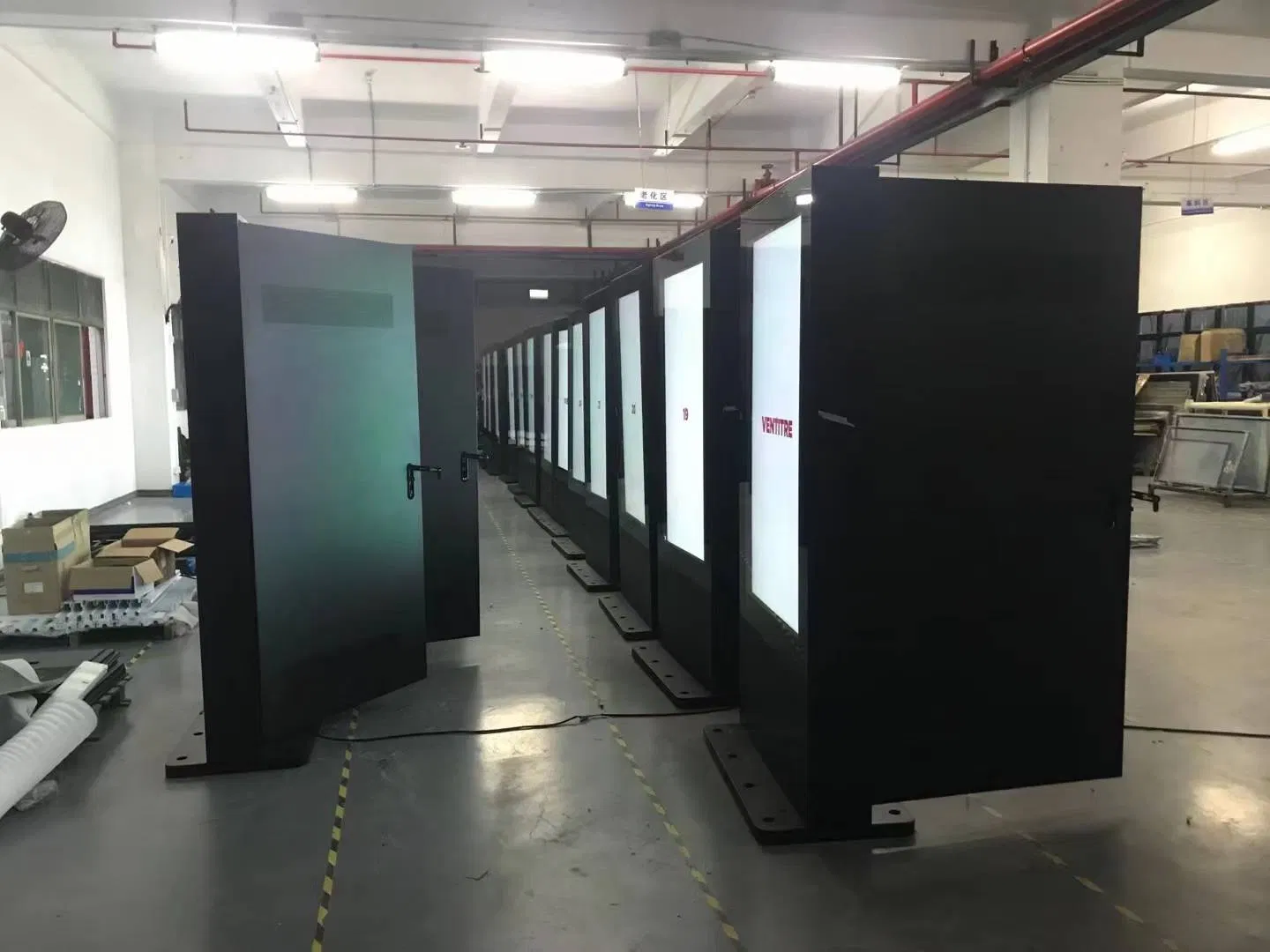 Уличный LCD-дисплей высокой яркости 2500 кд/м² на стойке