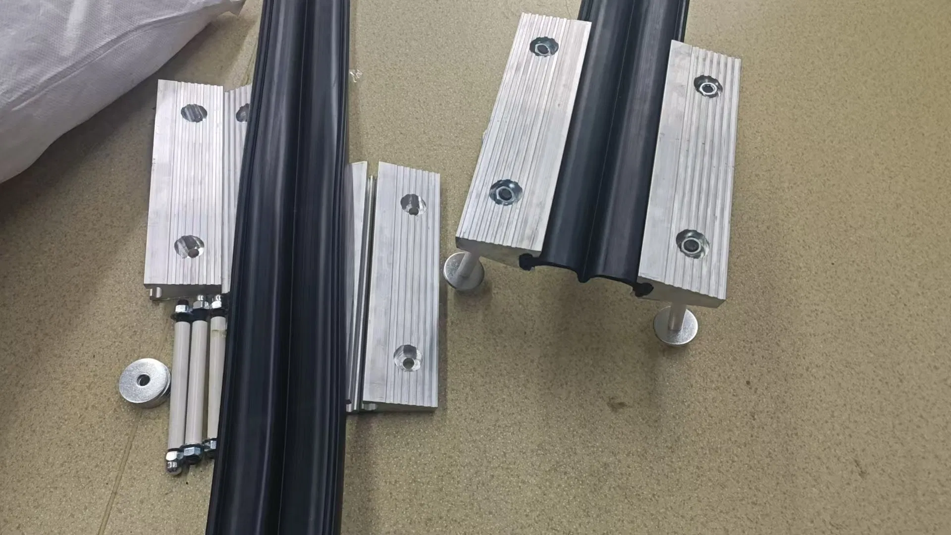 Aluminum Alloy Bridge Expansion Joints Durable Modular Construction Joint for Highway Bridge Deck Road Seismic Resistant Expansion Joint