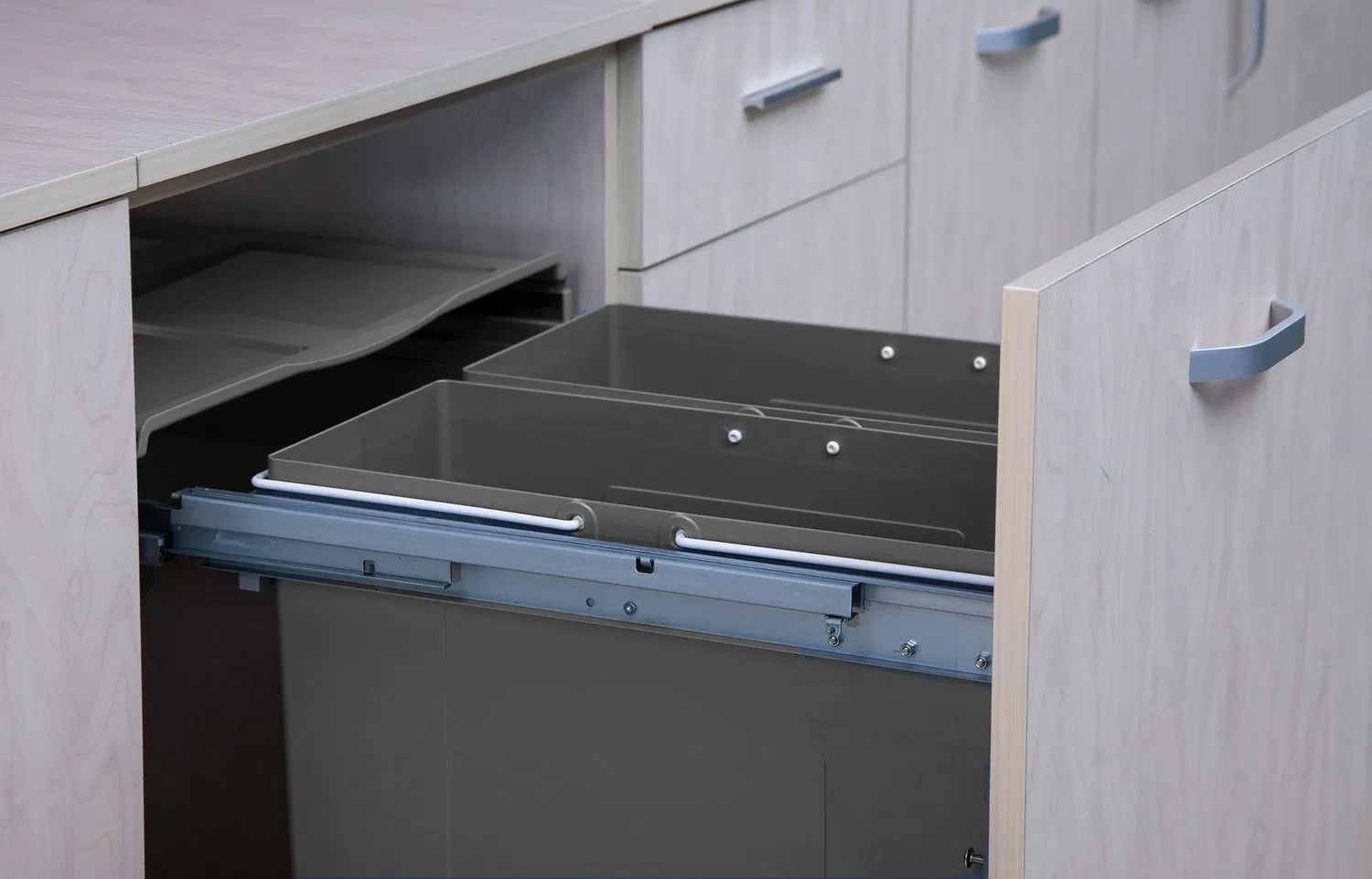 Встроенная выдвижная урна для кухни Tekey