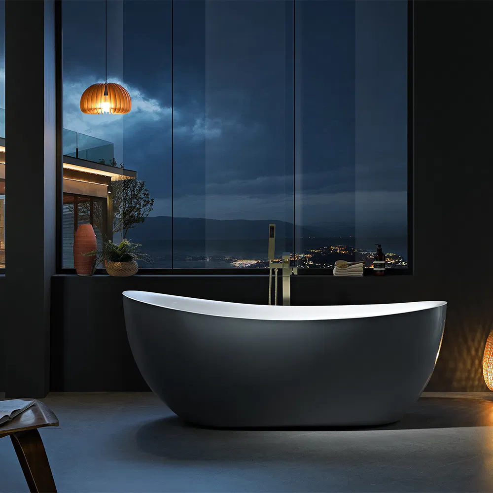 Белая овальная акриловая ванна на ножках