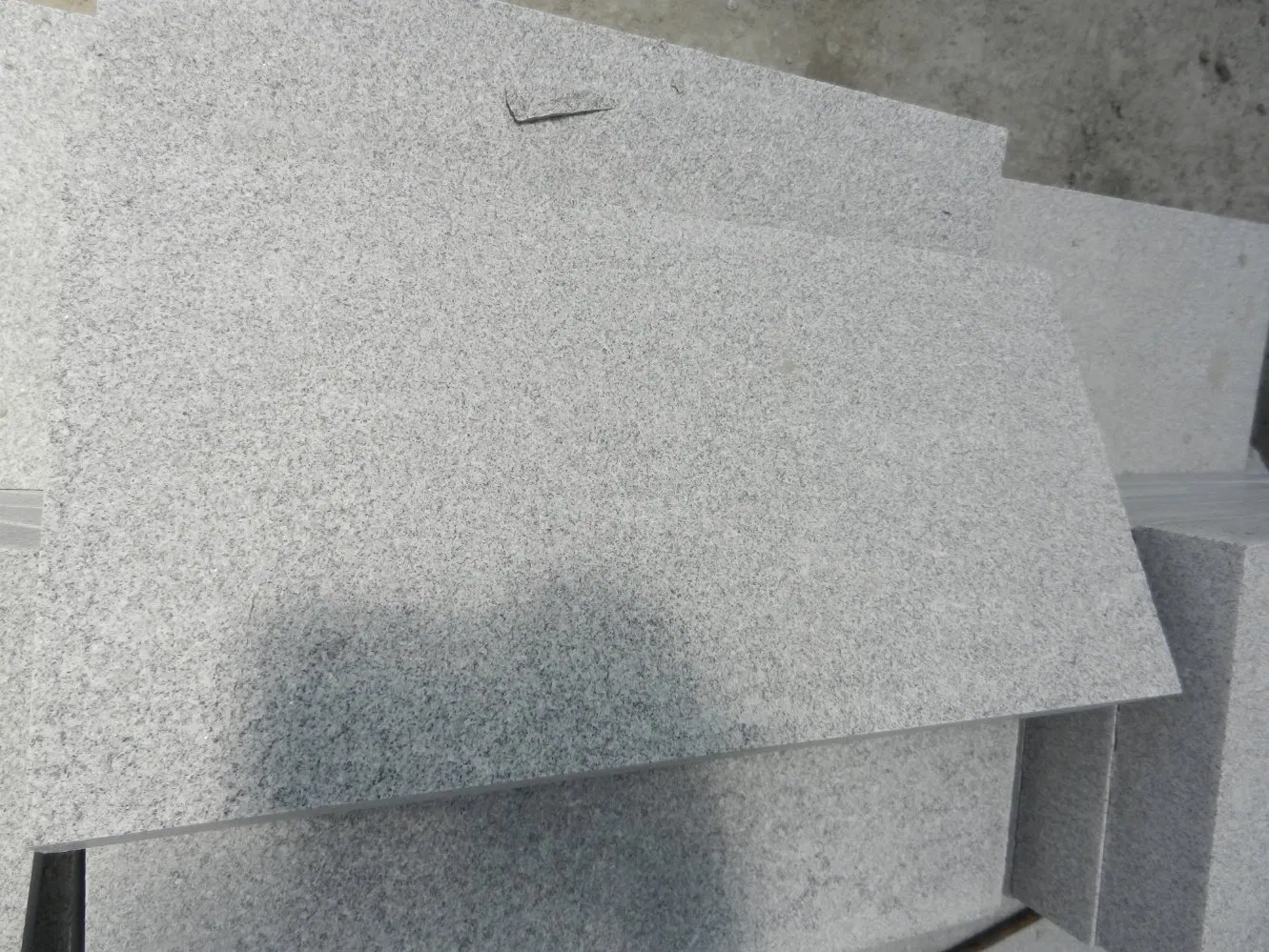 Grey Granite Kitchen Countertop/Tiles/Slabs/Stairs White Granite Flamed Kerbs Stones