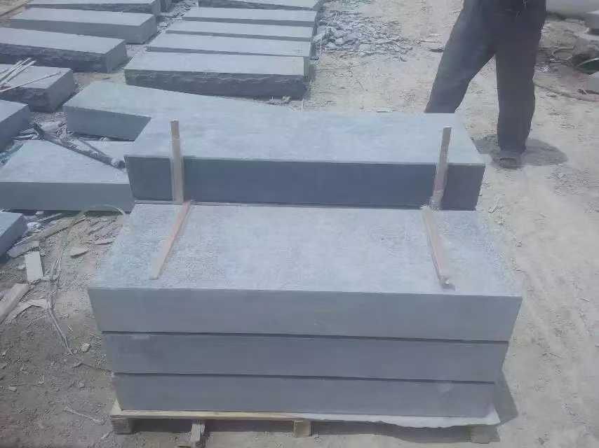Chinese Natural Dark Bluestone Antique/Sawn/Honed/Chiseled/Flamed Blue Limestone for Steps Stairs Pavers Wall Stone