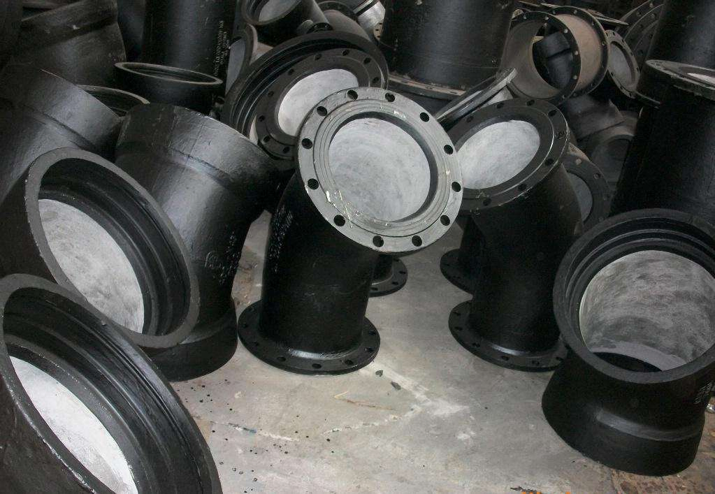Ductile Iron Spigot Fitting with Integrated Restraint System