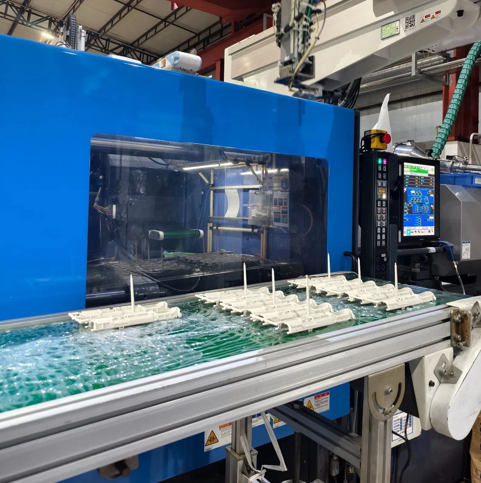 Beard Trimming Plastic Cover for Easy Cleanup and Convenience