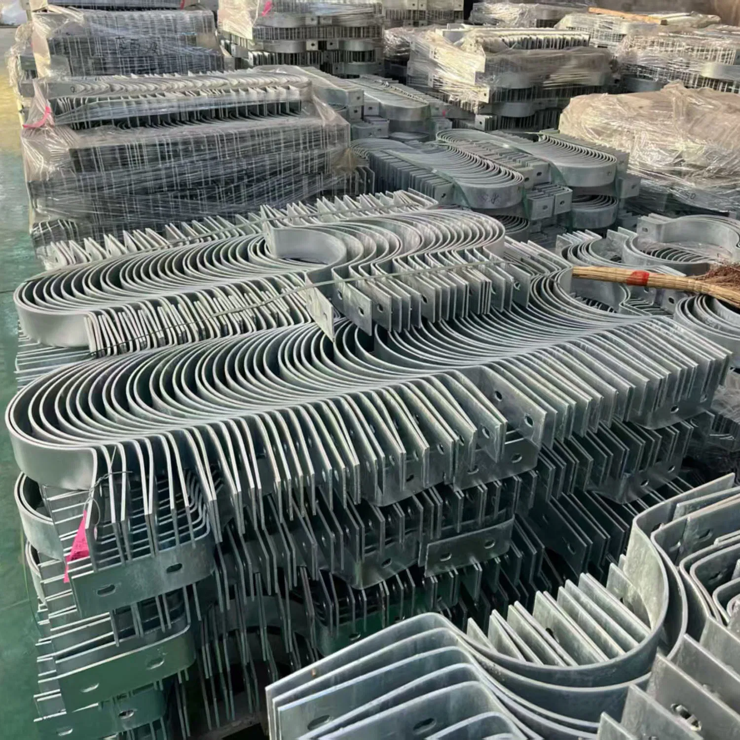 Хомут для крепления проводов на опорах ЛЭП