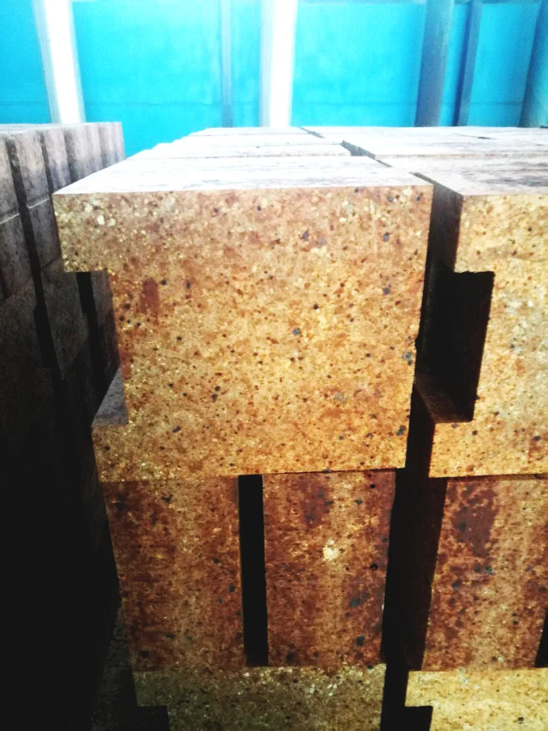 Наноизоляционные корунд-муллитовые кирпичи для цементных печей