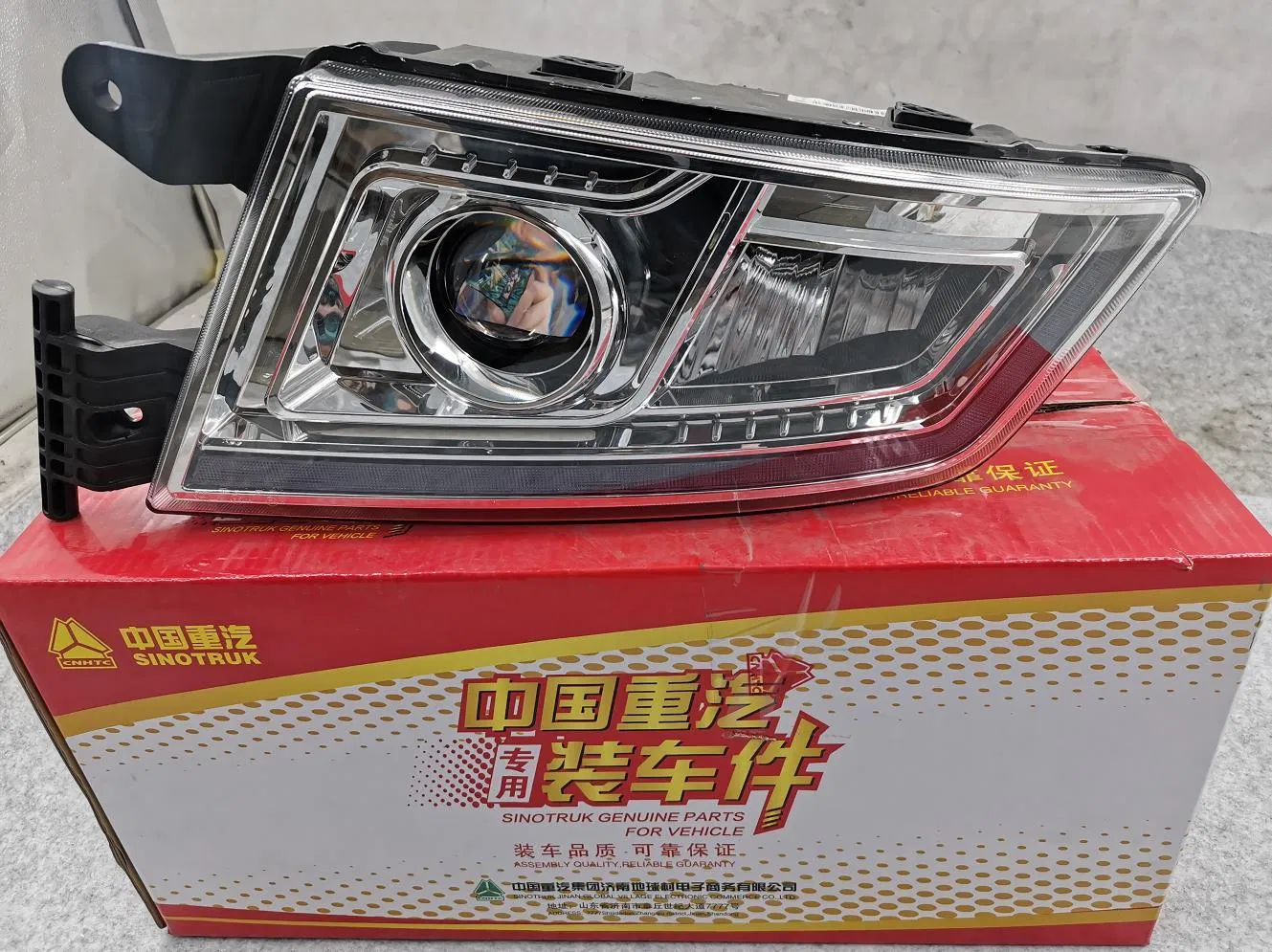 Фара правая LED для Sinotruk HOWO Sitrak Styer (812W25101-6022)