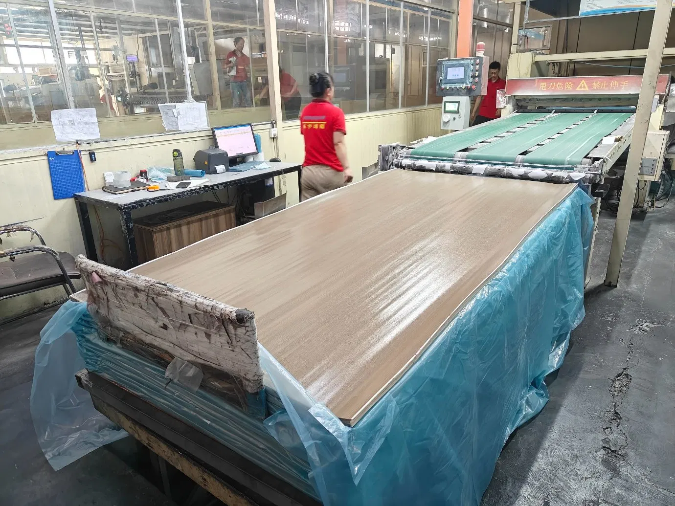 Premium Black and White Impregnated Paper for Versatile Use