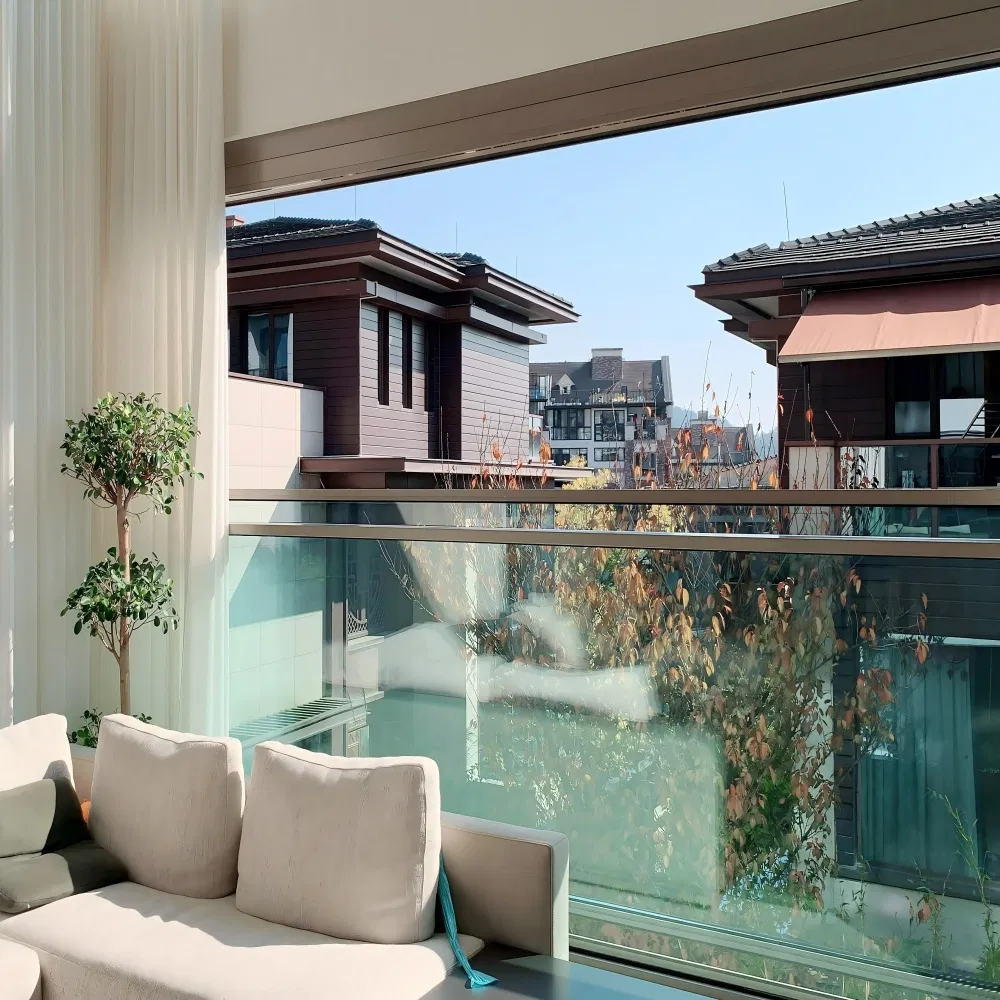 Терморазрывное алюминиевое окно-вертикалка с интеллектуальным управлением